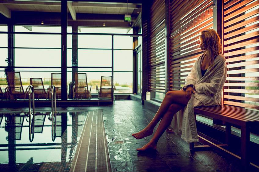 kvinde sidder ved pool