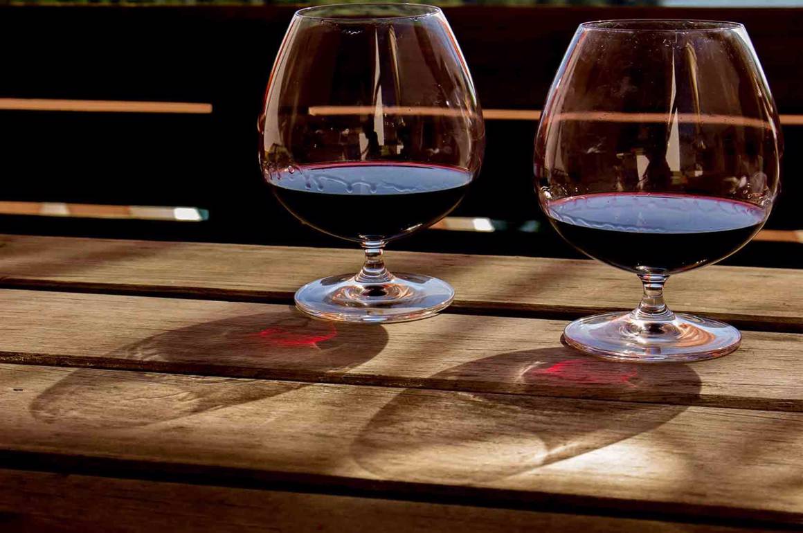 To glas portvin på plankebord
