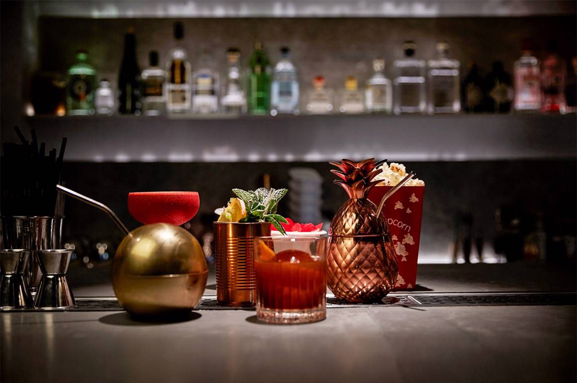 Forskellige cocktails på et barbord