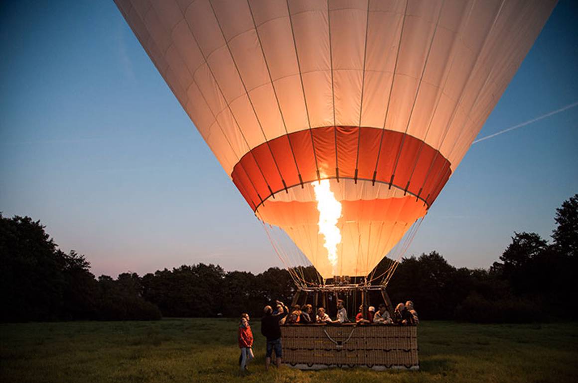 Luftballon der er klar til at flyve i aftensolen