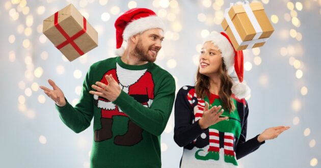 Mand og kvinde i julesweatere