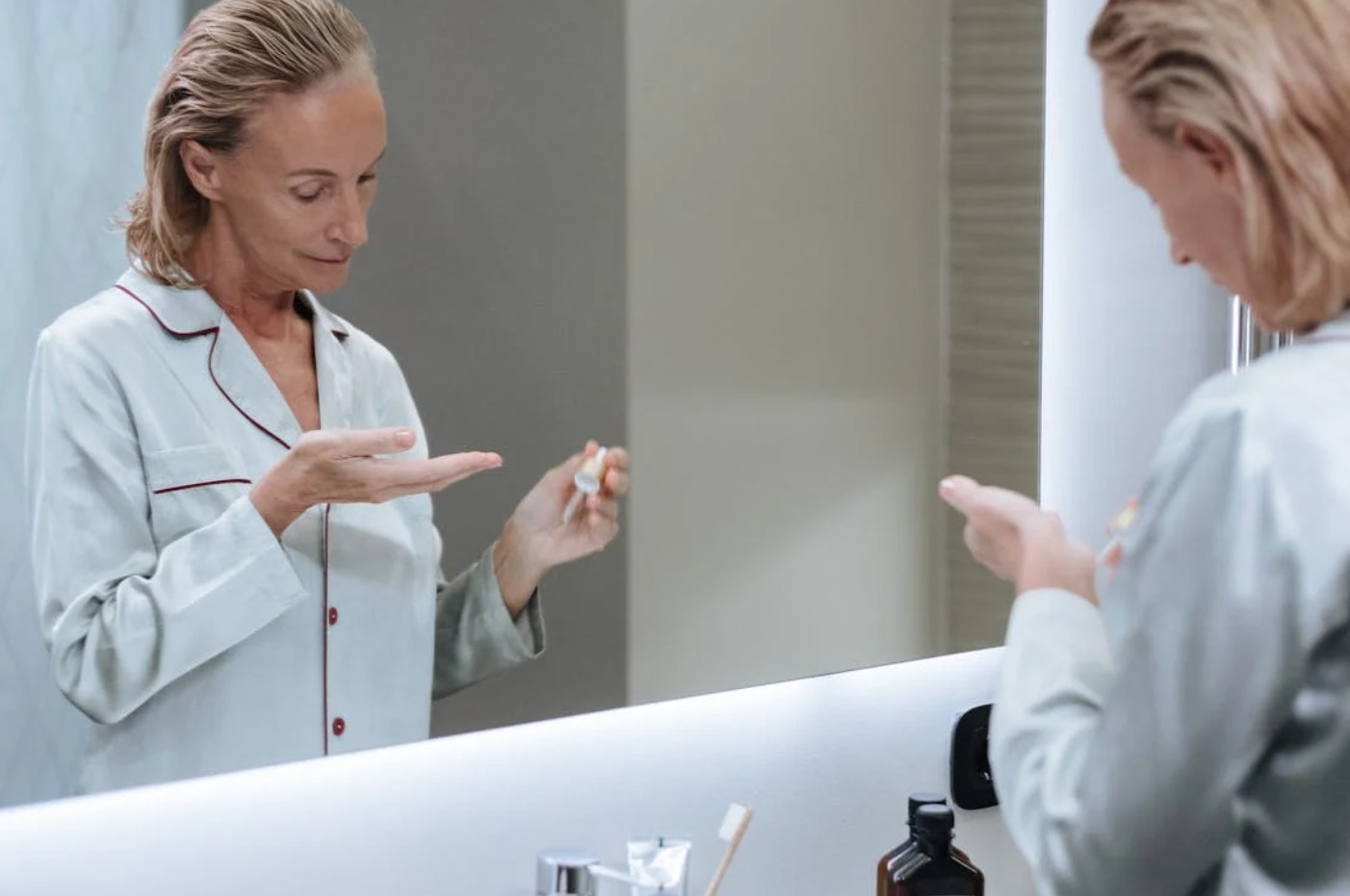 kvinde bruger korean skincare