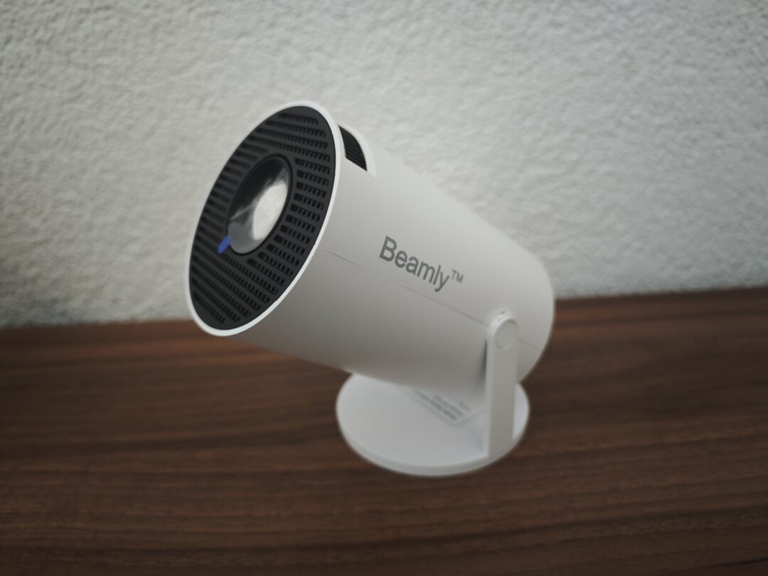 Beamly Wifi Projektor pakket ud og klar til brug