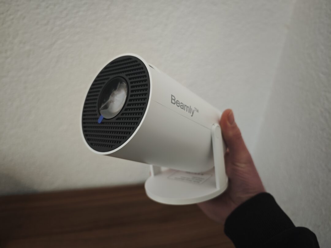Jeg holder Beamly Wifi Projektor i hånden