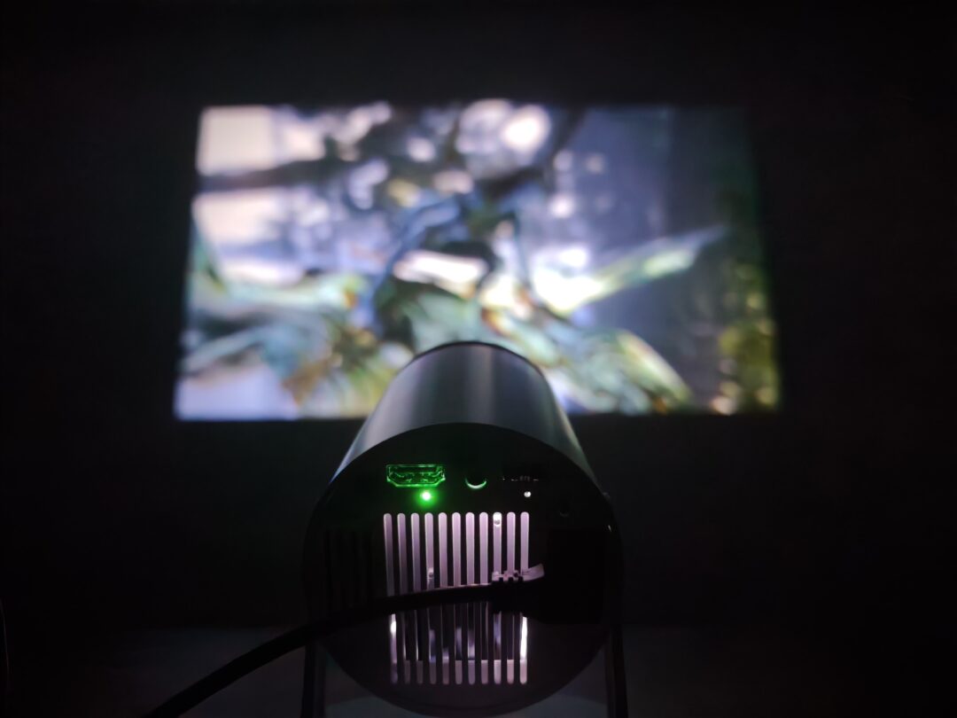 Projektoren projektere film på væg