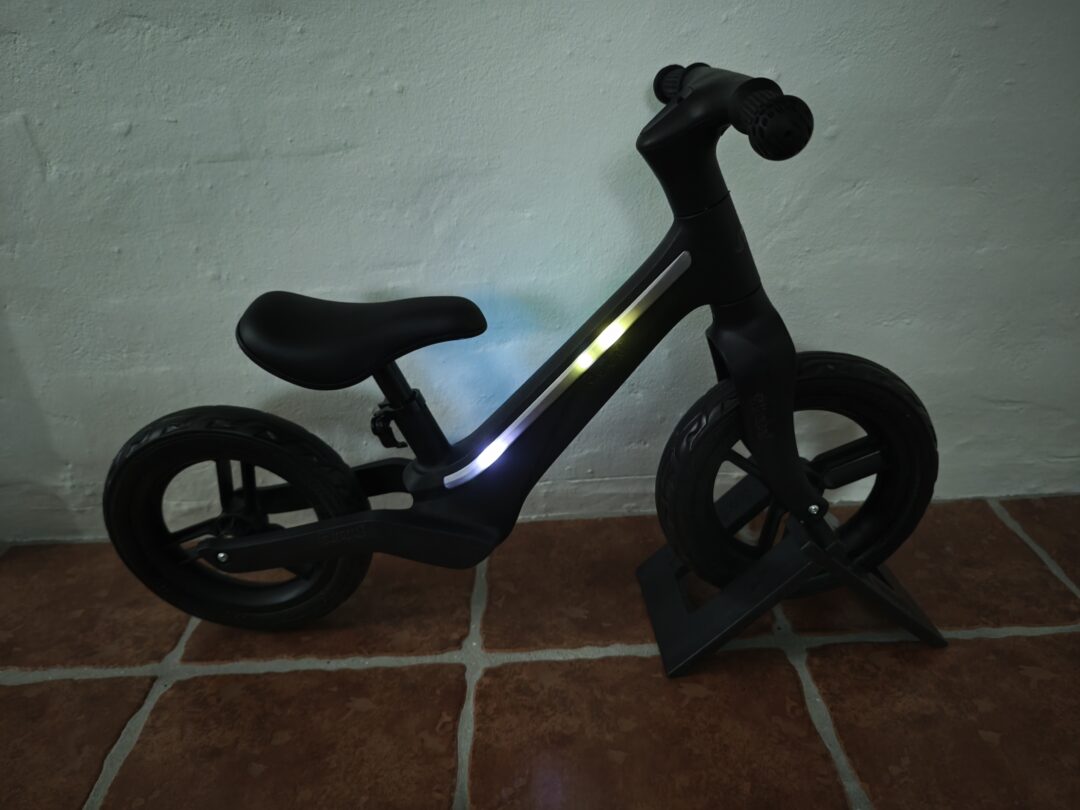 Glimmt løbecykel med blinkende LED lys
