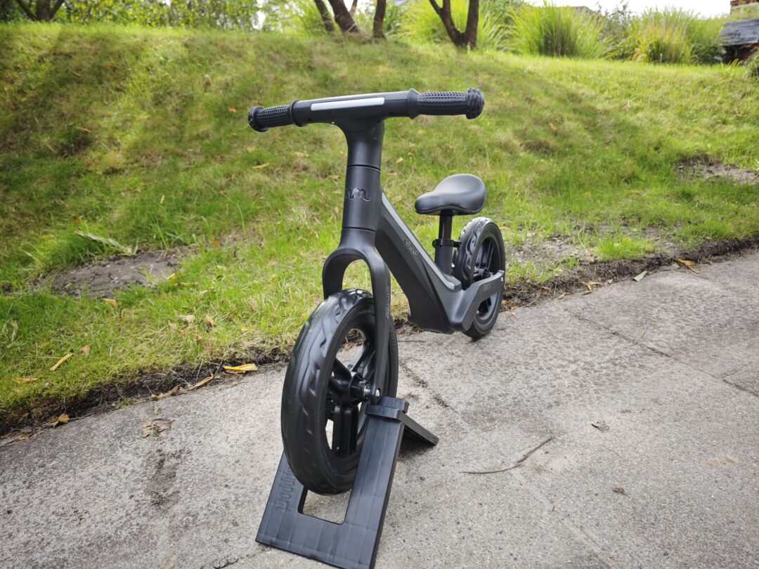Glimmt løbecykel på fliser