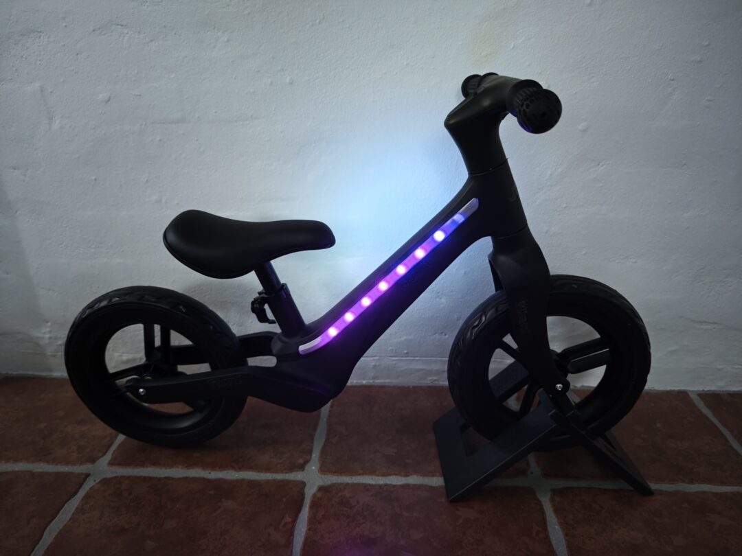 Glimmt løbecykel til børn med blinkende LED lys tændt