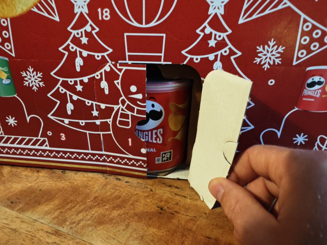Jeg åbner en låge i Pringles chips julekalender