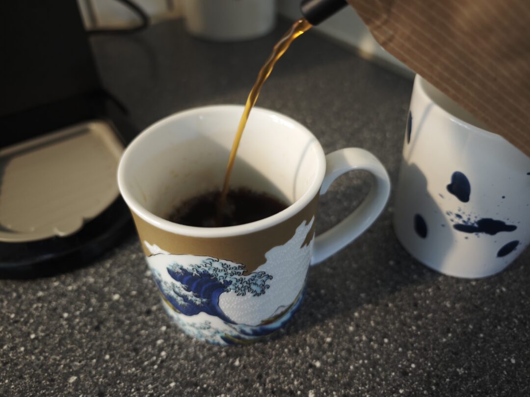 Jeg hælder Brew Company kaffen over i min kaffekop