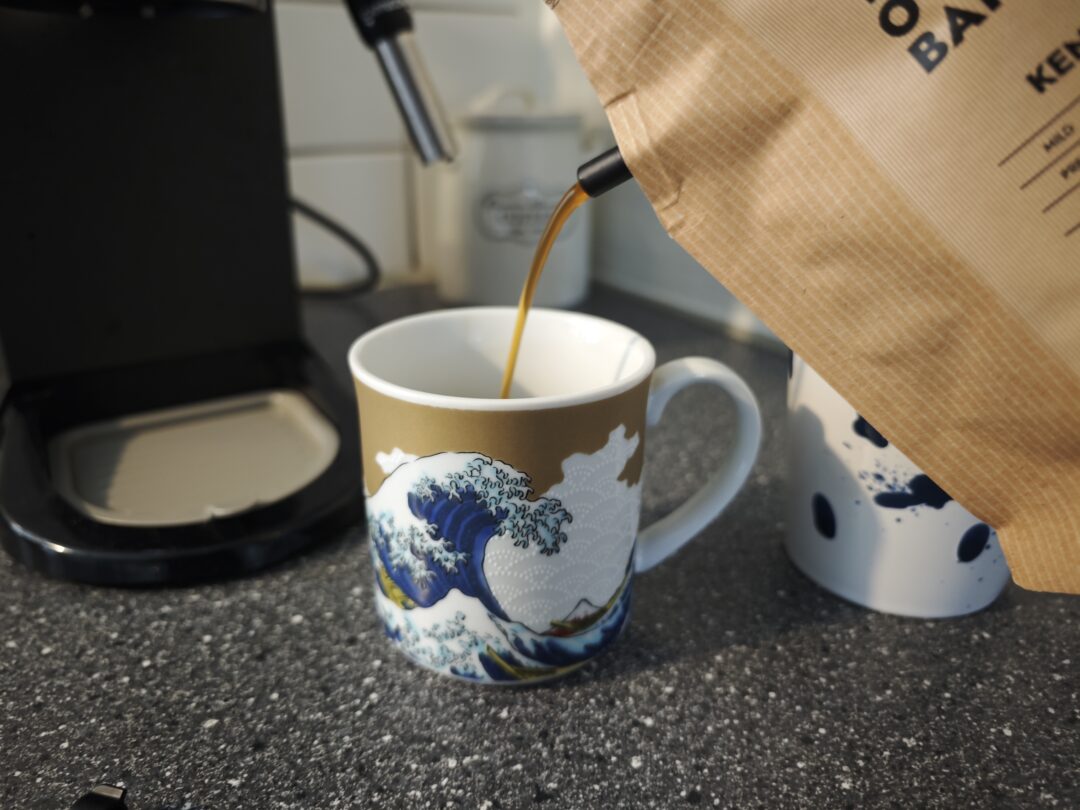 Kaffen hældes over en en kaffekop