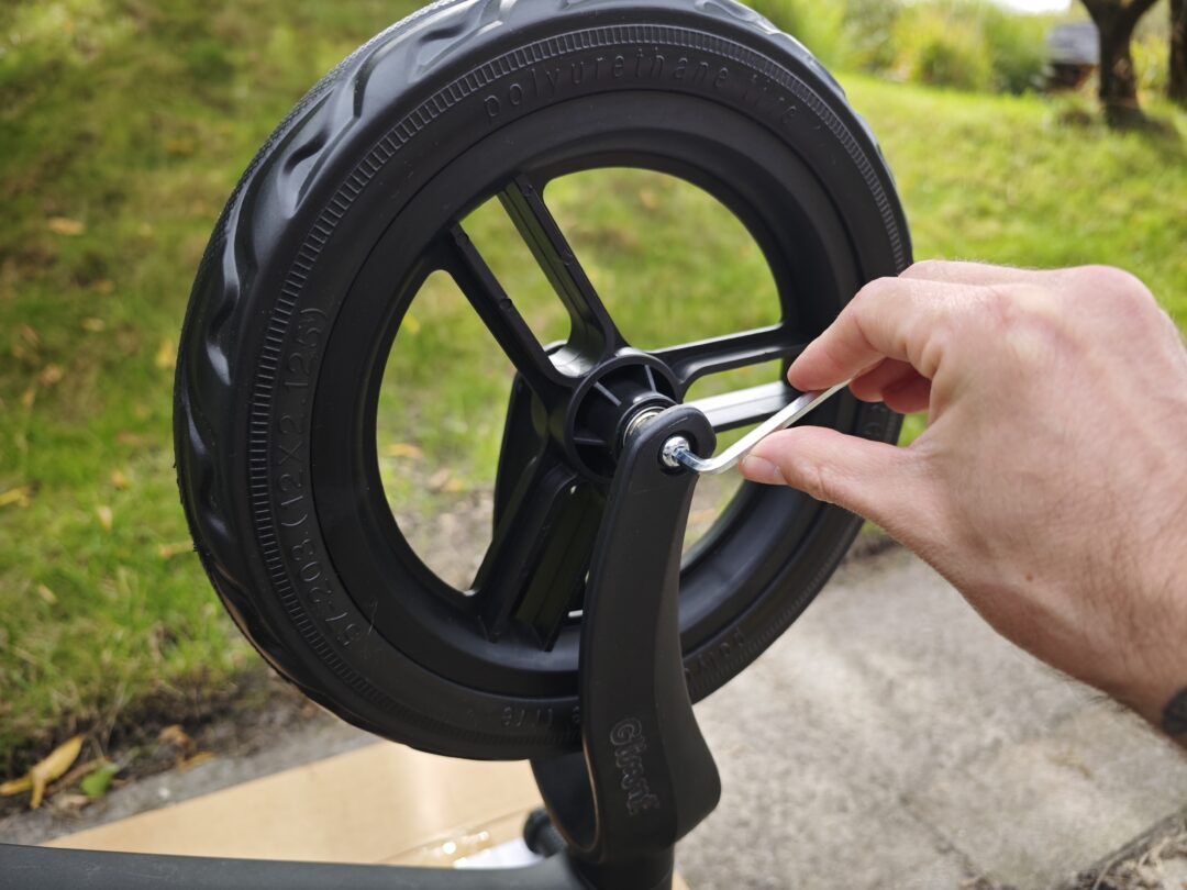 Montering af hjul på løbecyklen